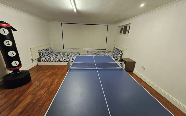 Annexe Pool Table, air Hockey, Table Tennis, Movie