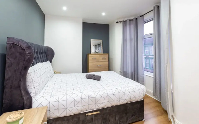 Lush Apartments 4 Bedroom House Claude