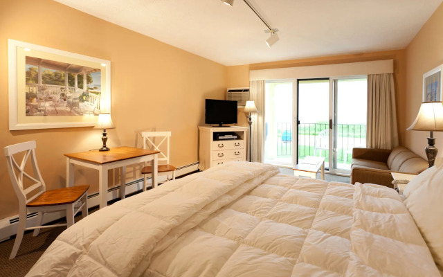 Pointes North Beachfront Hotel