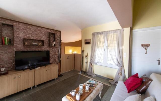 House Nefeli