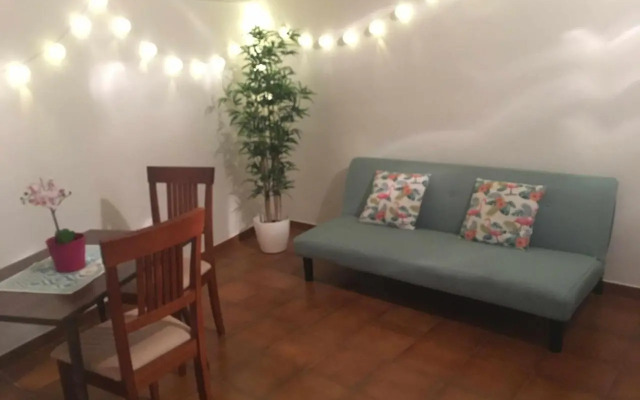 Apartamento con jardín y piscina B
