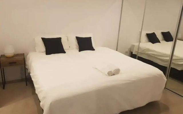 Modern 2 Bedroom Apartment With Parking in Newstead