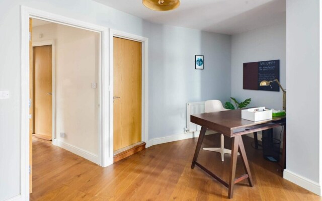 Beautiful & Vibrant 2BD Home w/ Balcony - Hackney!