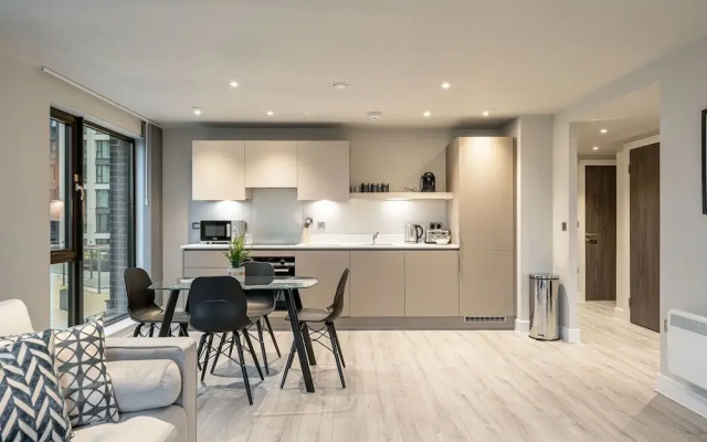 Luxury 2-bedroom Apartment in St Martin s Place BMH