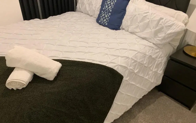Brand New Entire 4 Bed House/multiple Parking