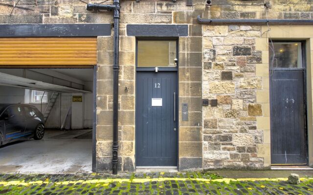 Quiet Mews Street Apartment in the Heart of Edinburgh