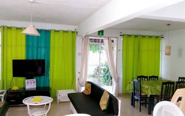 House With 3 Bedrooms in Trou-aux-biches, With Pool Access, Enclosed G