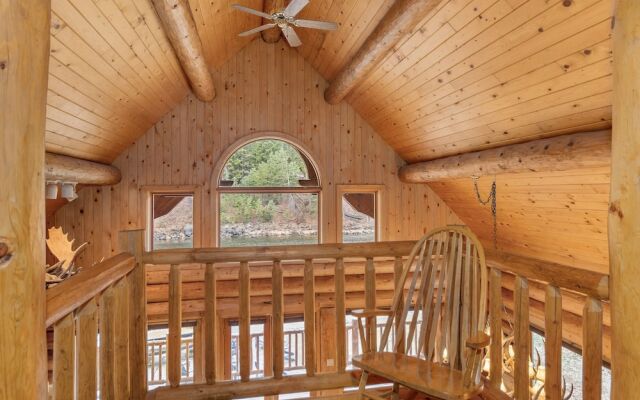 Moosehead Lodge 3 Bedroom Home by NW Comfy Cabins