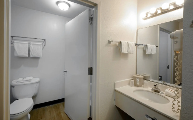 Red Roof Inn & Suites Savannah Airport