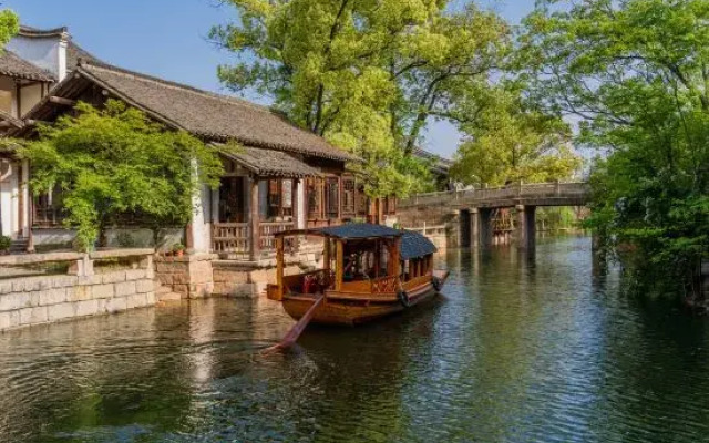 Puyuan fashion ancient town theme inn