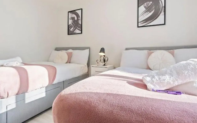 1 Bedroom Apartment Sleeps 4, Free Parking, Tv