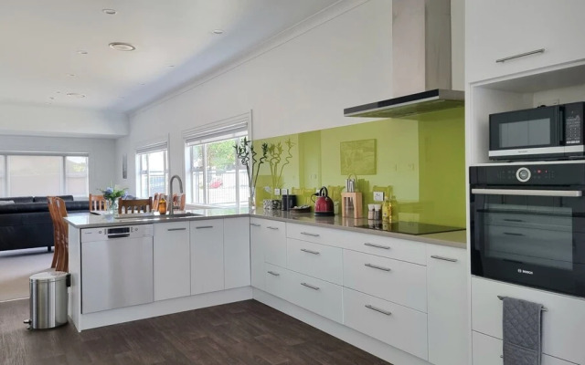 Cheerful 5 - Bedroom Home - Free Parking