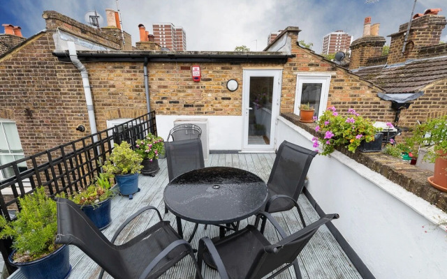 JOIVY Stunning 3 bed House Close to Westfield