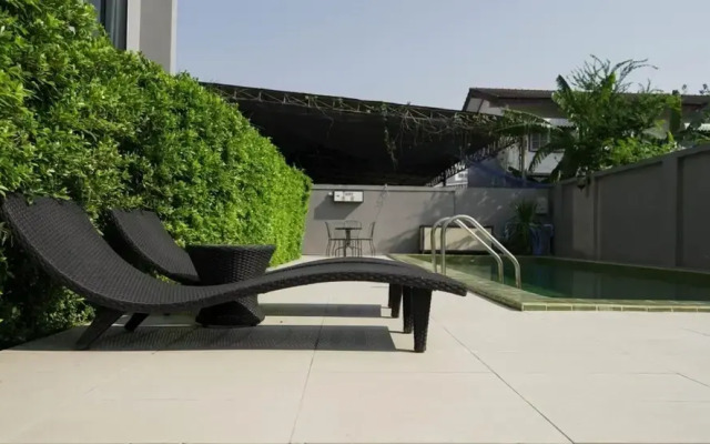 RQ Bangkok Sukhumvit 107 by Collection O