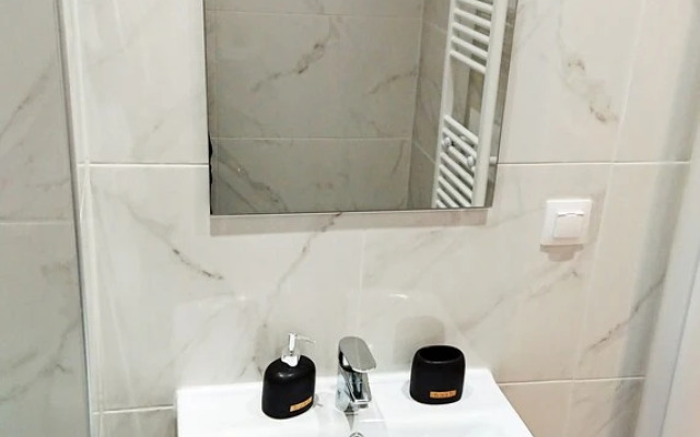 Monad Apartments Karaoli