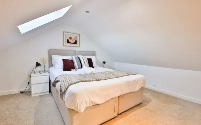 Bright & Airy 3-Bed with Parking