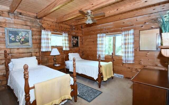 Lazy Bear Retreat - Classic Cabin!