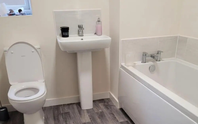 Central 2 Bed Home - Parking, Ev Point, Garden