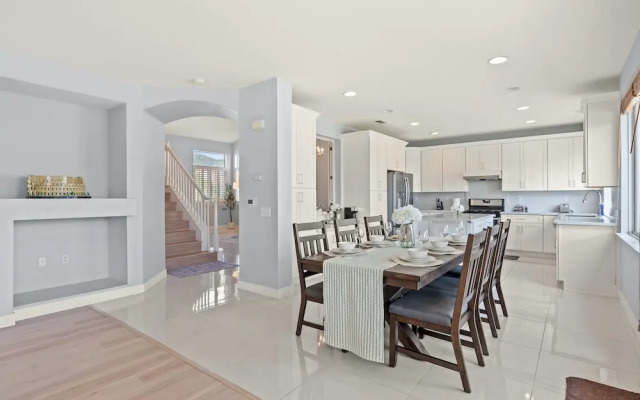 Bright Designer Home w Pool Near Everything