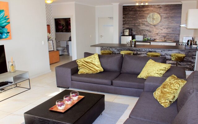 Sunlit Apartment Muizenberg Beachfront