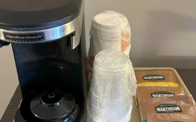 Econo Lodge Inn & Suites