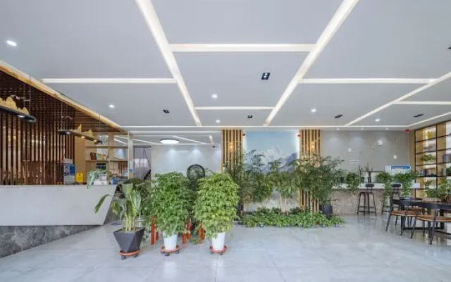 VX Hotel (Nanjing South Railway Station Daming Road Subway Station)