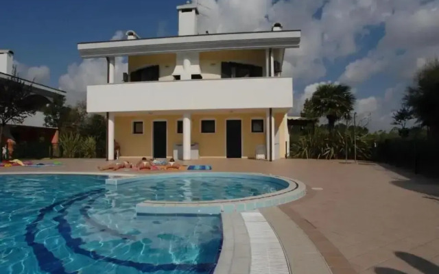 Apartment With Shared Pool for 5 Guests