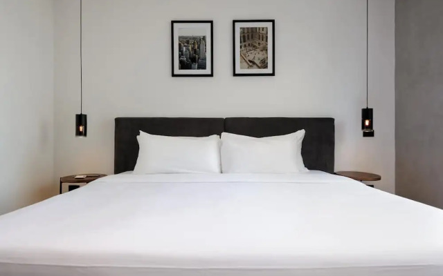 w Deluxe 1BR With Elegant Balcony in Roma Nte