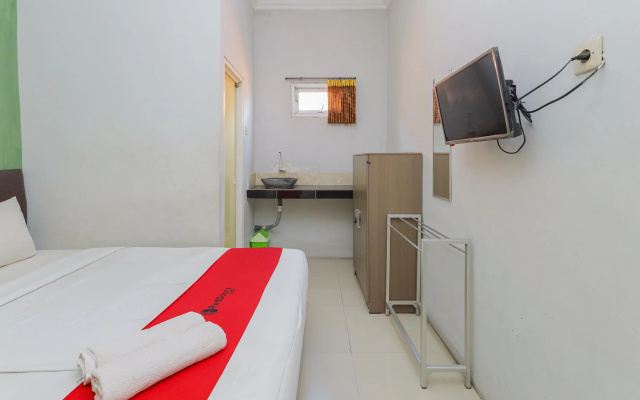 RedDoorz near Juanda International Airport 2