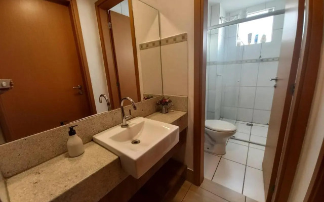 Apartamento com varanda gourmet e churrasqueira Caldas Nova