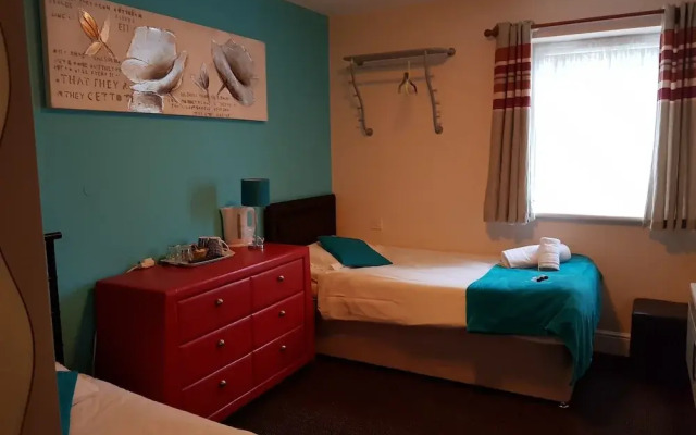 GO2 Gloucester Hotel by OYO