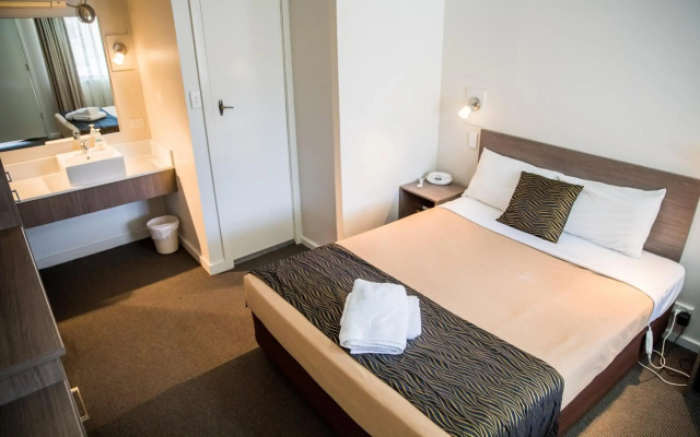 Lilac City Motor Inn & Steakhouse