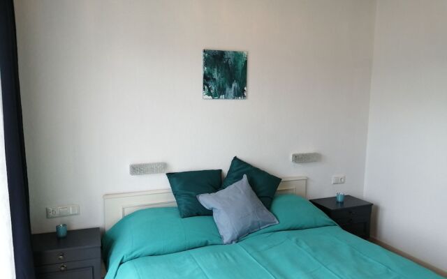 Hillside Rooms and Apartment
