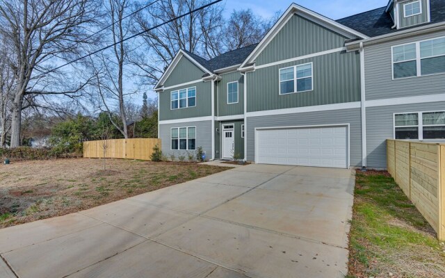 Charming Charlotte Townhome: 6 Mi to Downtown!