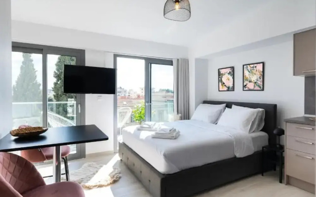 Velvet Luxury Studios in the City Center by BiNobi!