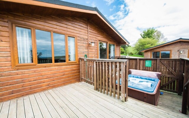 Skylark Lodge With Hot Tub Near Cupar, Fife