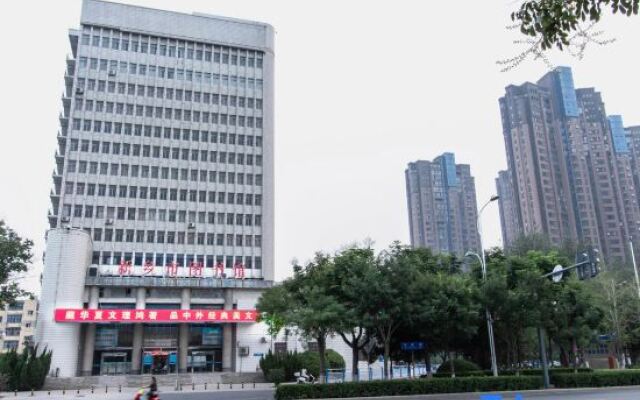 Shijia Fashion Hotel (Xinxiang East Railway Station)