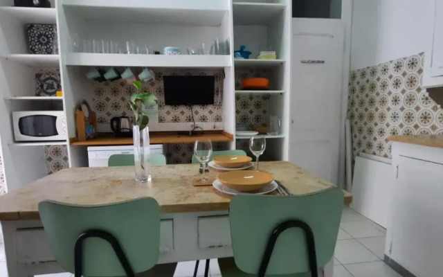 Sunny Terrace Apt, Close to Downtown! 2 Bedroom Flat