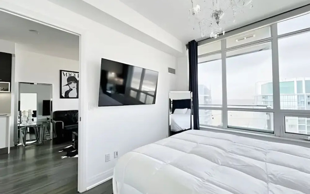 Gorgeous Condo By the Lake W/Parking