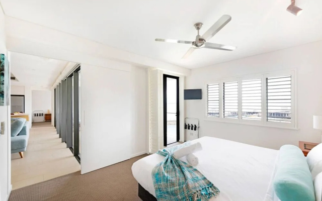 ZEN Paradise - 2-br Waterfront Ocean View Retreat – Guest Rooms – Darwin