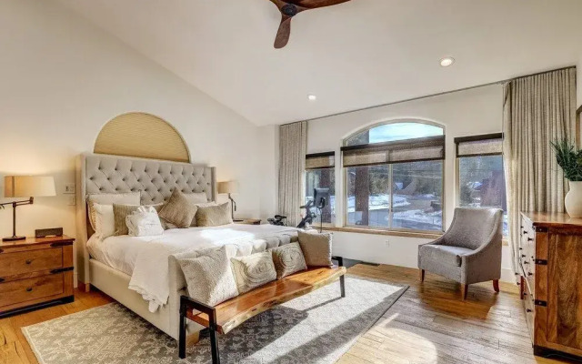 Luxe Mountain Chalet - Hot Tub, Man Cave, Foosball, Peloton