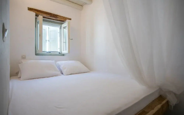 Elegant, laid-back and by the sea by VillaRentalsgr