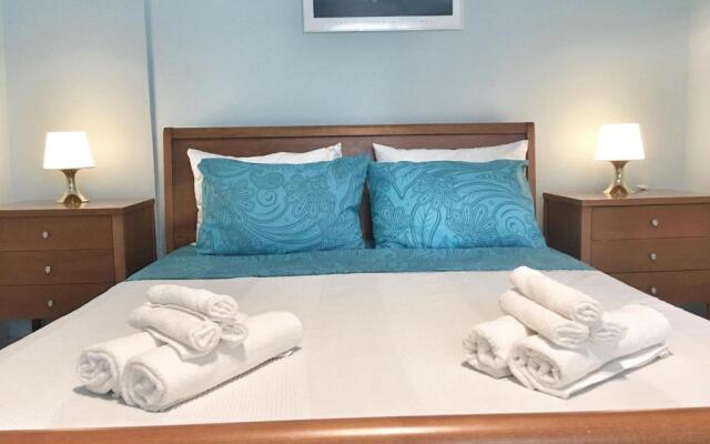 Renovated apt 100m from beach WiFi AC