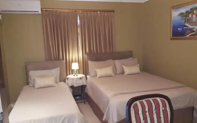 Savoy Lodge With Breakfast Included - Budget Triple Room 3