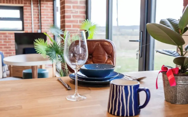 Brick Barn - Luxury Barn by River Avon