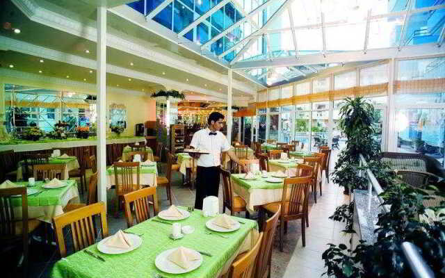 Mesut Hotel Family