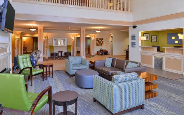 Holiday Inn Express Suites St. Joseph Lakefront