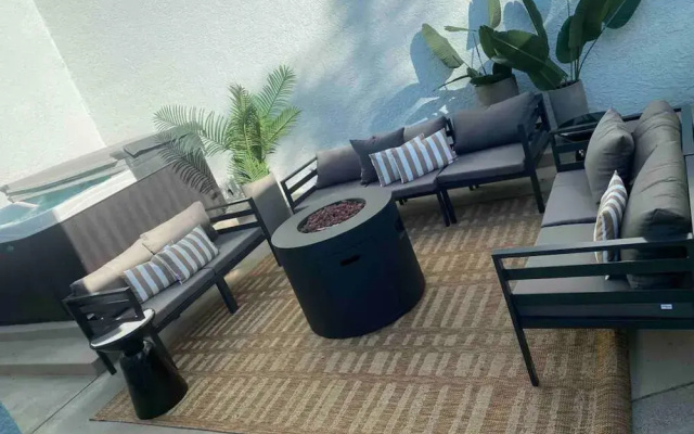 Hollywood Hills Sunset Strip Home w Hottub