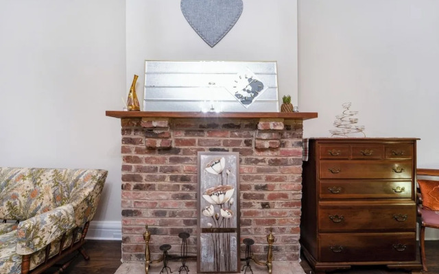 Central 4BR Historic Gem Near Colleges