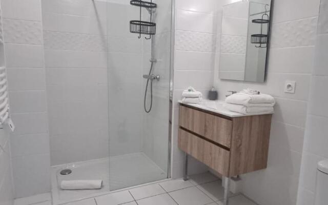 Nice 40m With Wifi Balcon Near The City